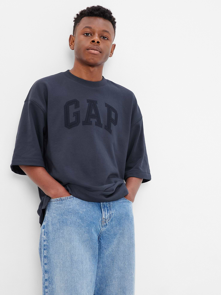 Image 1 of 4, This t-shirt is made with 23% recycled polyester. Less waste in the world. More great clothes for you., Soft knit graphic t-shirt., Crewneck., Short sleeves., Gap arch logo at front., Product #436729