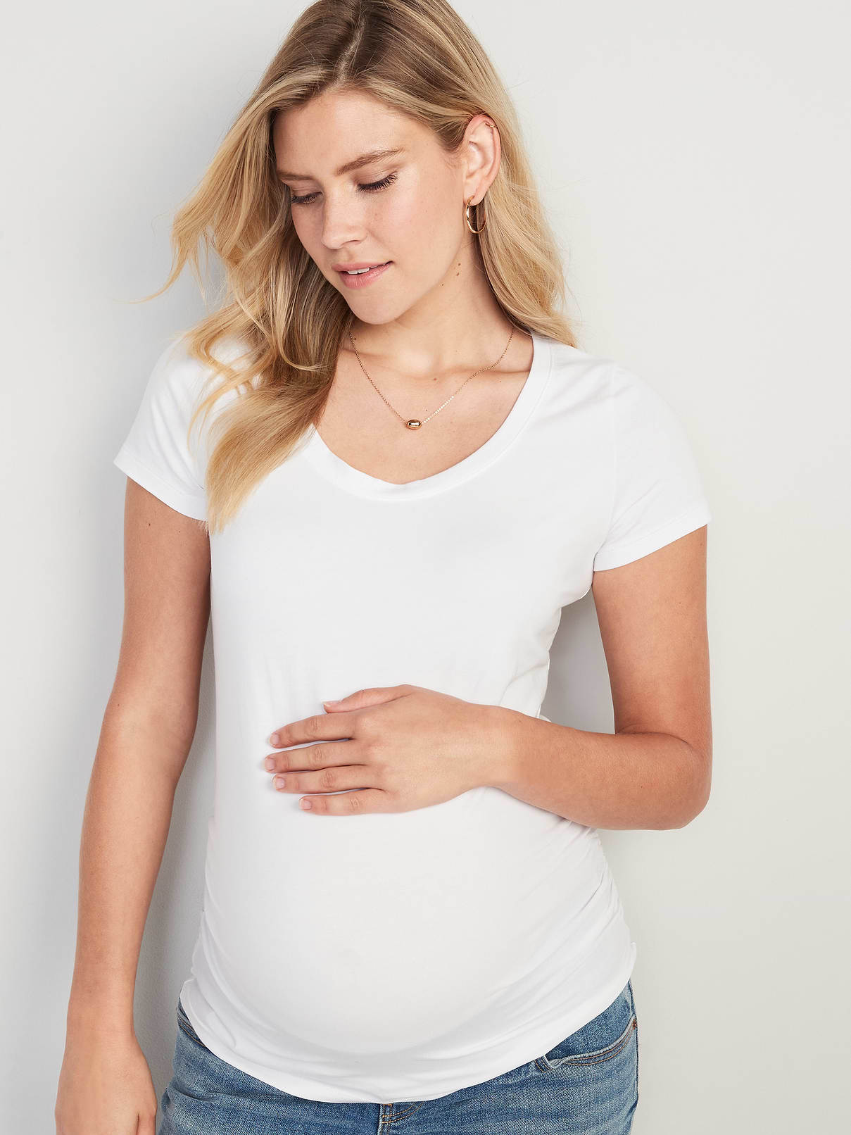 L'image numéro 1 présente T-shirt à encolure dégagée de Maternité