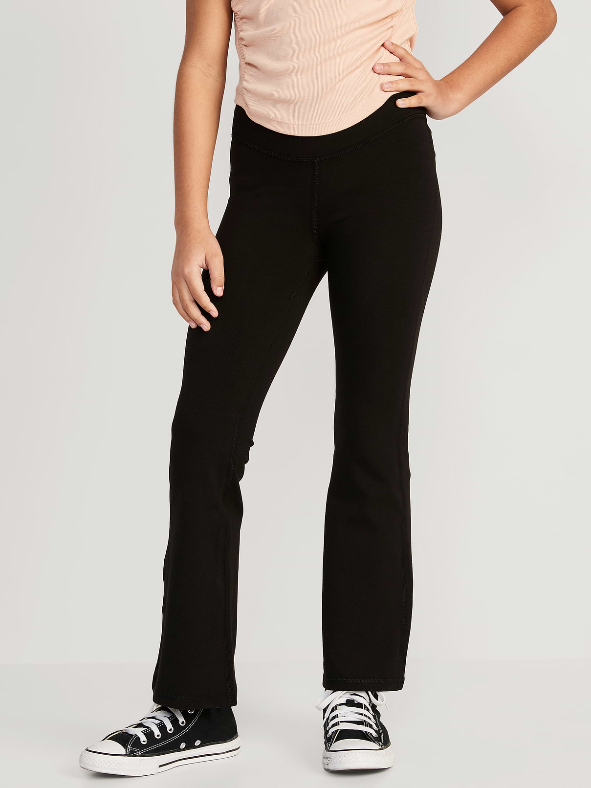 L'image numéro 1 présente Legging PowerChill jambe évasée à taille haute croisée pour Fille