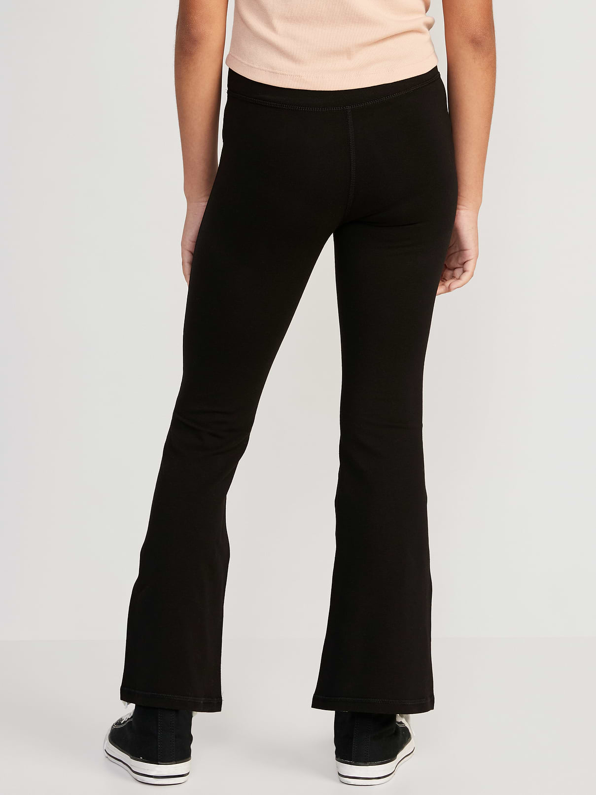 L'image numéro 2 présente Legging PowerChill jambe évasée à taille haute croisée pour Fille