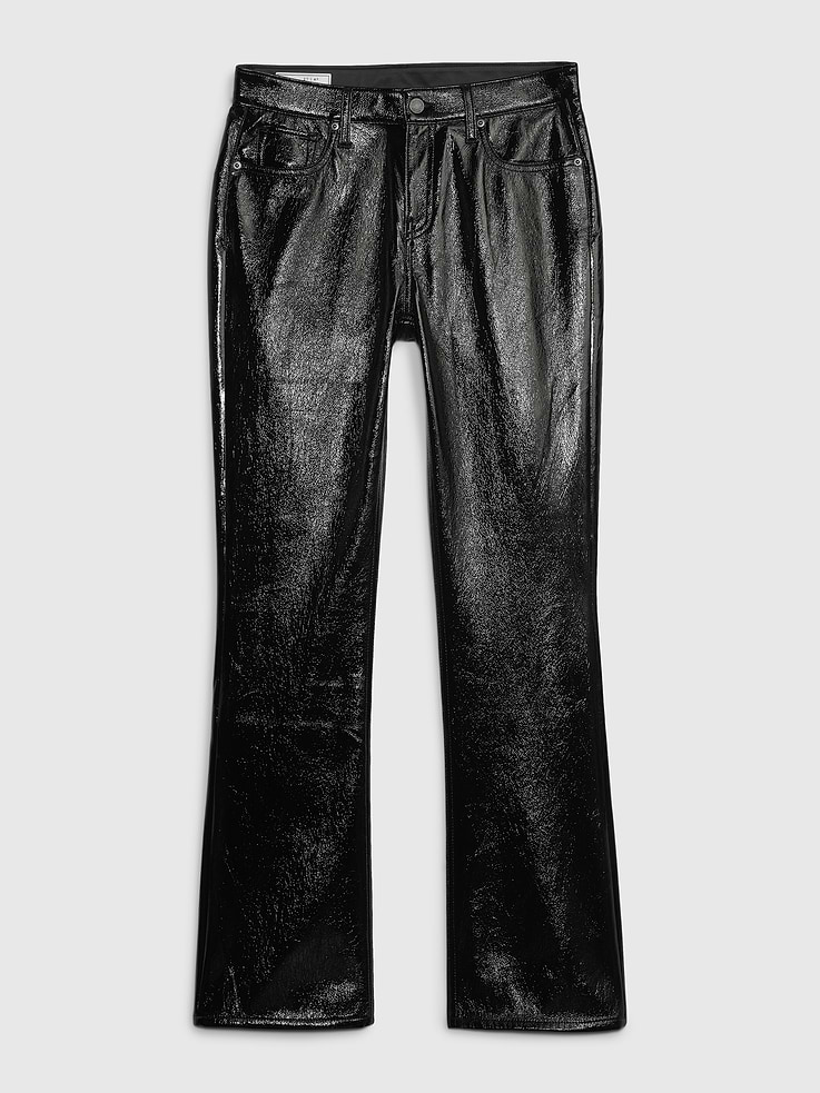 L'image numéro 6 présente Pantalon mini-évasé à taille basse moyenne en cuir végane verni.