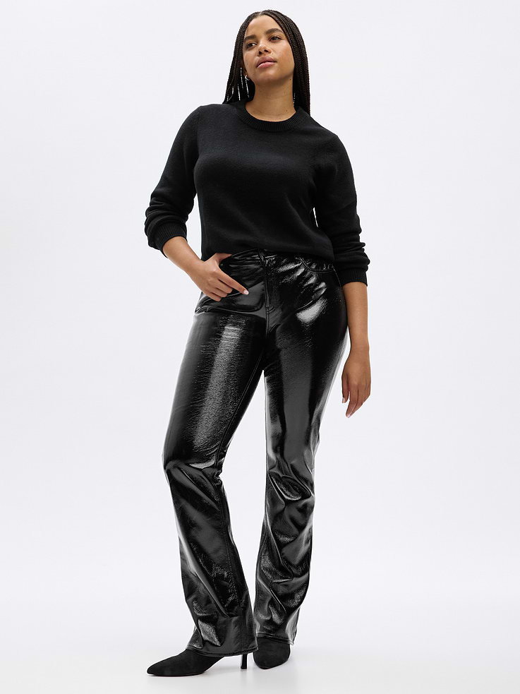 L'image numéro 4 présente Pantalon mini-évasé à taille basse moyenne en cuir végane verni.