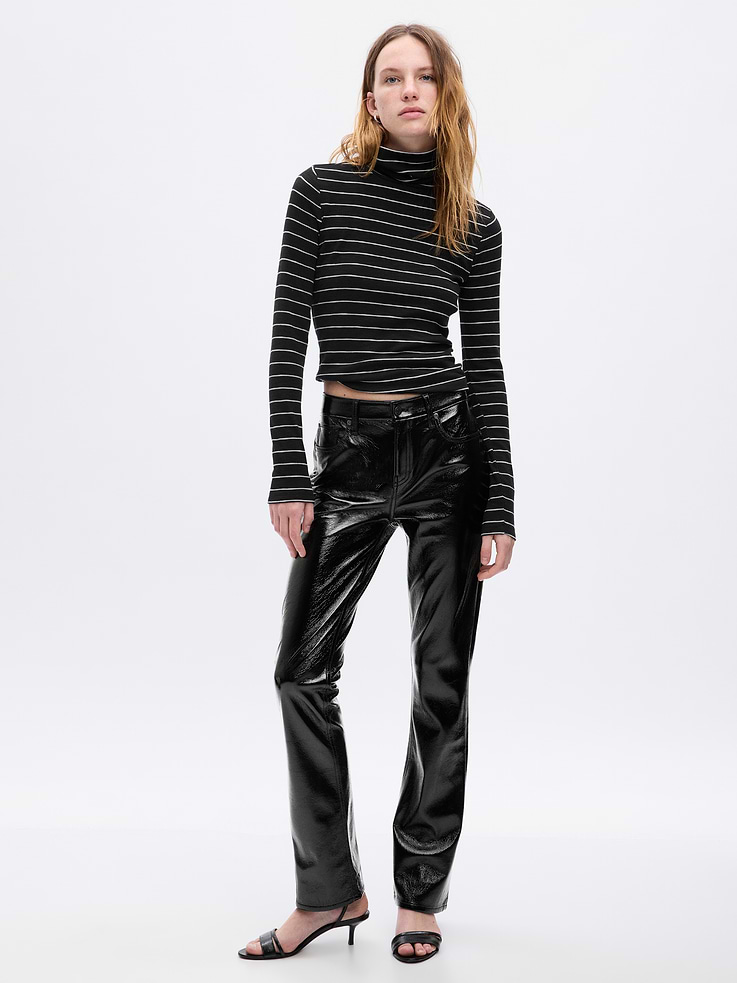 L'image numéro 1 présente Pantalon mini-évasé à taille basse moyenne en cuir végane verni.