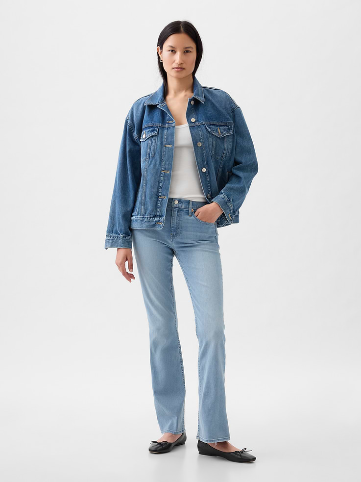 Image 1 de 8, Un jean classique revisité. Nous avons conservé sa jambe droite, mais nous l’avons légèrement évasé à son extrémité. Voici la toute nouvelle version d’un favori à vie., Coupe: Coupe étroite pleine longueur à jambe légèrement évasée., Tissu: 84 % coton, 7 % matières recyclées, 9 % tissu extensible, Extensibilité: Jean ultra-extensible. Reprend sa forme grâce à son extensibilité innovante. ​Conçu pour faciliter les mouvements et reprendre sa forme initiale.​​, Taille: Taille basse moyenne., Modèle: Jean à cinq poches classique au fini pâle., Détails: Fermeture à glissière et modèle à cinq poches., Écoresponsable: Notre programme d’économie d’eau Washwell utilise au moins 20 % moins d’eau que les méthodes de délavage conventionnelles. Nous avons économisé plus d’un milliard de litres d’eau grâce à Washwell depuis 2016., Produit #871446