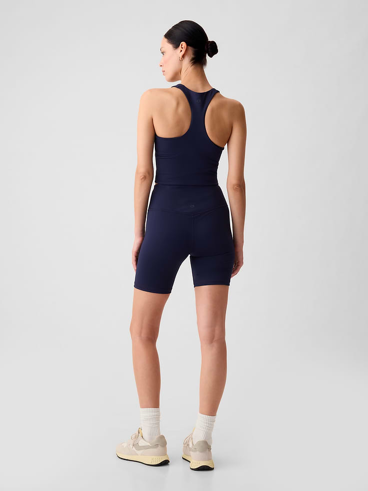 L'image numéro 2 présente Camisole courte à soutien-gorge intégré à encolure montante GapSport