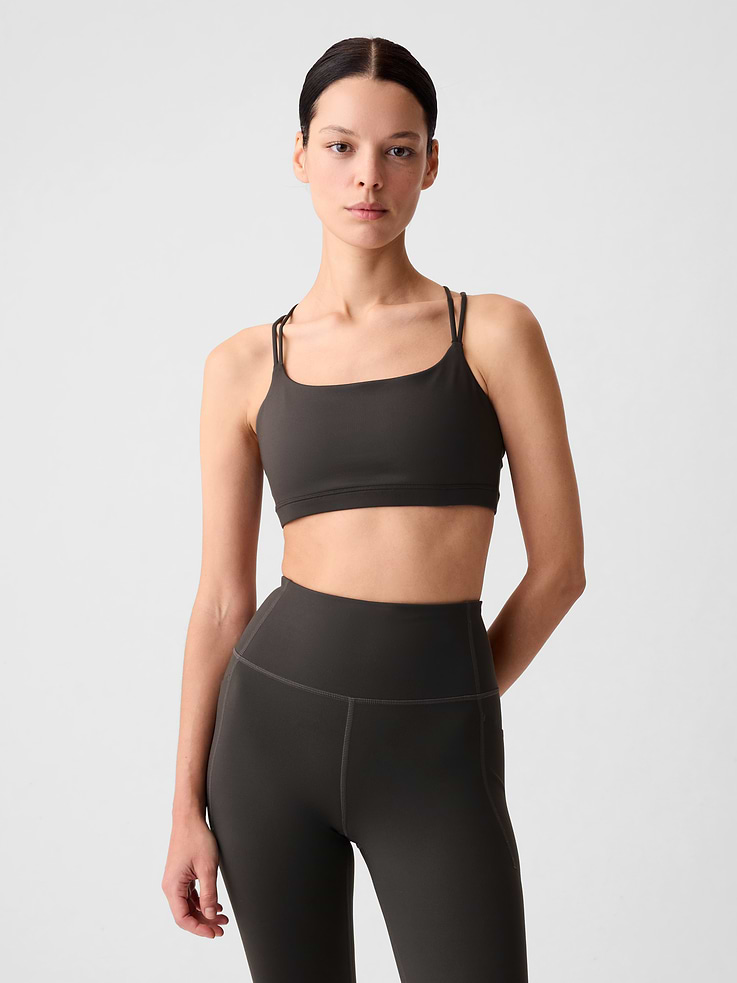 Image 1 de 5, Pour une liberté de mouvement optimale. Tissu sculptant ultra-doux qui épouse parfaitement votre silhouette, fait de matières recyclées à 79 %., Tissu doux extensible., Tissu anti-moiteur pour garder la peau au sec., Tissu extensible qui offre à la fois une excellente liberté de mouvement et une bonne rétention de sa forme., Encolure arrondie., Bretelles fines multiples., Dos nageur à bretelles., Conçu pour les activités physiques d’intensité moyenne comme l’entraînement, la course et le vélo., Fait de polyester recyclé à 79 %. Moins de gaspillage dans le monde. Plus de vêtements géniaux pour vous., Ce produit a été fabriqué dans une usine qui investit dans l’égalité des genres et l’autonomisation des femmes. Grâce à l’initiative RISE, visant à réinventer l’industrie pour soutenir l’égalité, et au programme P.A.C.E. d’avancement et de gestion de carrière de Gap Inc., nous aidons les gens qui fabriquent nos vêtements à acquérir les compétences, les connaissances, la confiance en soi et la résilience nécessaires pour progresser dans leur vie professionnelle et personnelle. Renseignez-vous ici ., Produit #885257