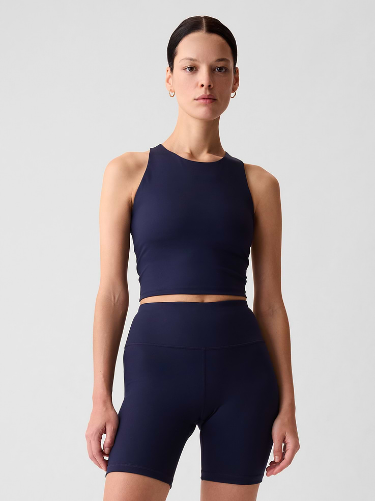 L'image numéro 1 présente Camisole courte à soutien-gorge intégré à encolure montante GapSport