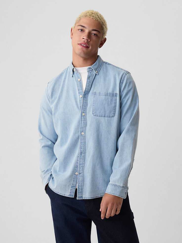 Image 1 of 6, Authentic low-stretch denim shirt., Button-down point collar., Long sleeves with button cuffs., Chest patch pocket., Button front., Responsibly Made: This shirt is part of our water-saving Washwell program. Compared with conventional wash methods, Washwell uses at least 20% less water., This product was made in a factory that invests in gender equity and women’s empowerment through RISE. Learn more at gapinc.com/equity ., Product #736872