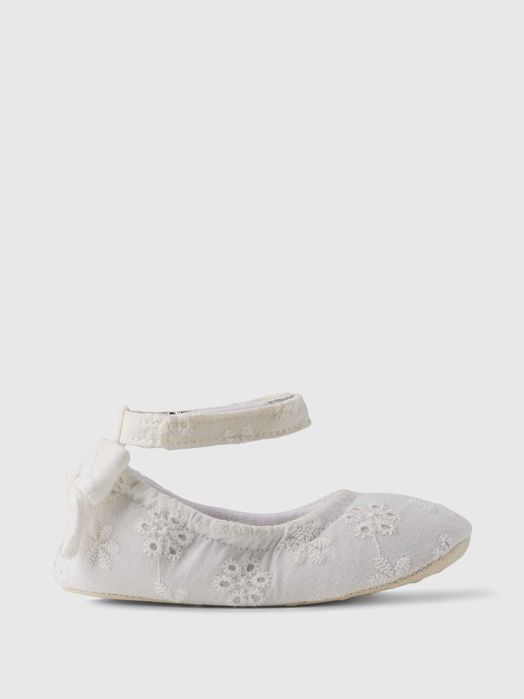 L'image numéro 1 présente Ballerines à broderie anglaise pour Bébé
