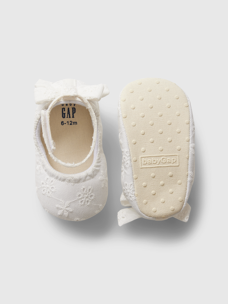 L'image numéro 3 présente Ballerines à broderie anglaise pour Bébé
