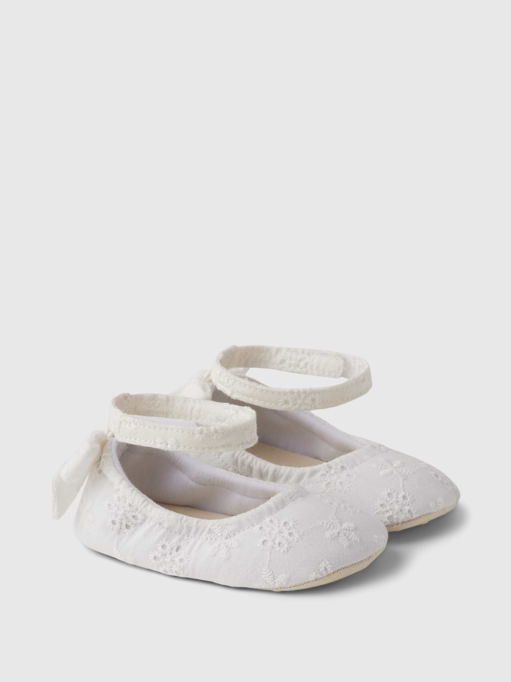 L'image numéro 2 présente Ballerines à broderie anglaise pour Bébé