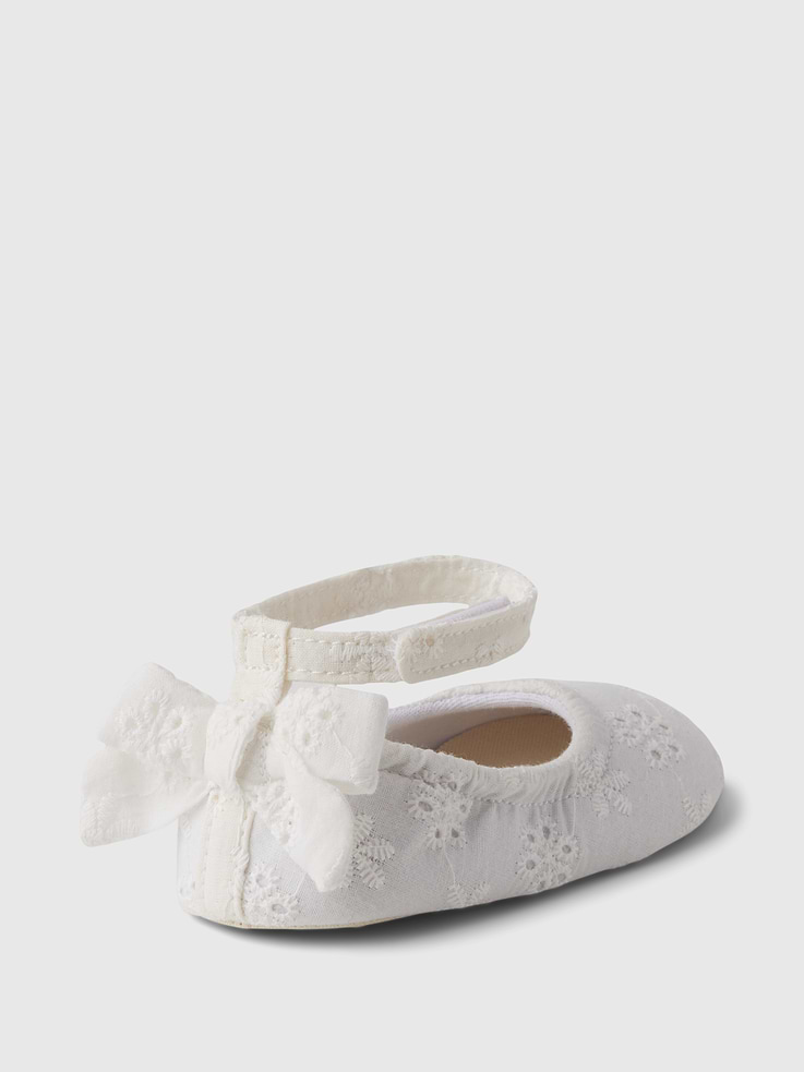 L'image numéro 4 présente Ballerines à broderie anglaise pour Bébé