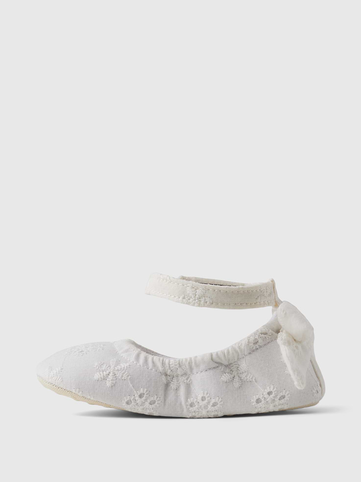 L'image numéro 5 présente Ballerines à broderie anglaise pour Bébé