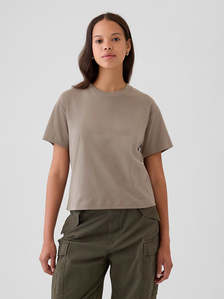 Image 1 de 5, Coton Supima® doux., Ras du cou., Manches courtes., Ce produit a été fabriqué dans une usine qui investit dans l’égalité des genres et l’autonomisation des femmes. Grâce à l’initiative RISE, visant à réinventer l’industrie pour soutenir l’égalité, et au programme P.A.C.E. d’avancement et de gestion de carrière de Gap Inc., nous aidons les gens qui fabriquent nos vêtements à acquérir les compétences, les connaissances, la confiance en soi et la résilience nécessaires pour progresser dans leur vie professionnelle et personnelle.Pour en savoir plus: ici ., Explorez notre Guide des t-shirts Gap (en anglais) ., Ce produit a été fabriqué dans une usine qui investit dans l’égalité des genres et l’autonomisation des femmes grâce au programme Reimagining Industry to Support Equality (RISE). Pour en savoir plus, visitez gapinc.com/equite ., Produit #500100