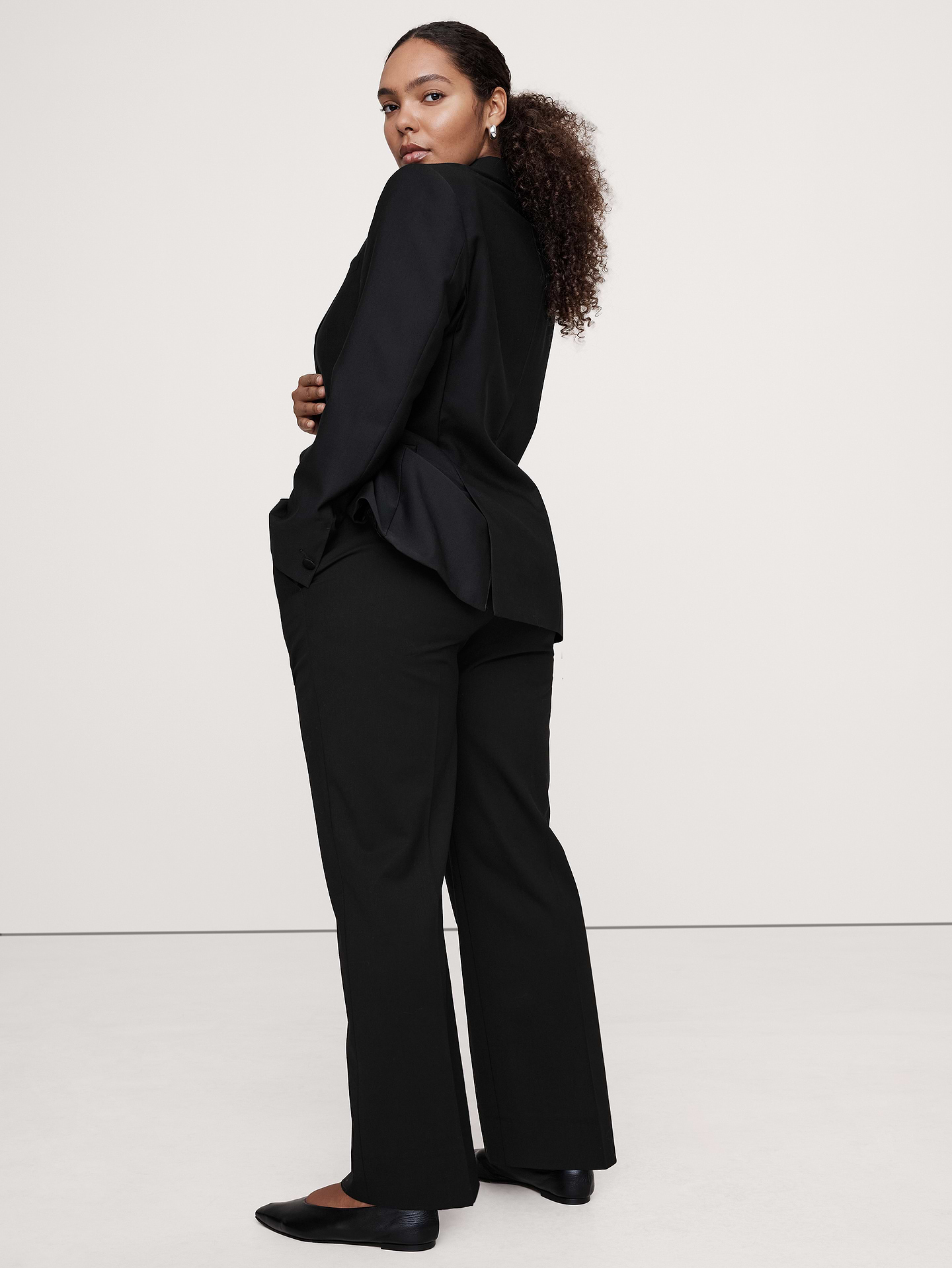 L'image numéro 8 présente Pantalon droit moderne à taille haute en laine italienne
