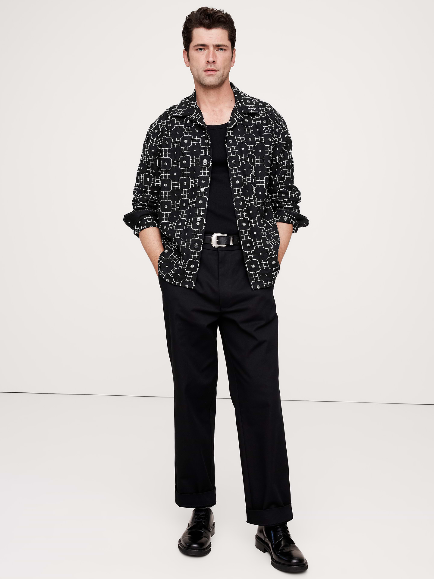 L'image numéro 1 présente Chemise standard de vacances en lin brodé