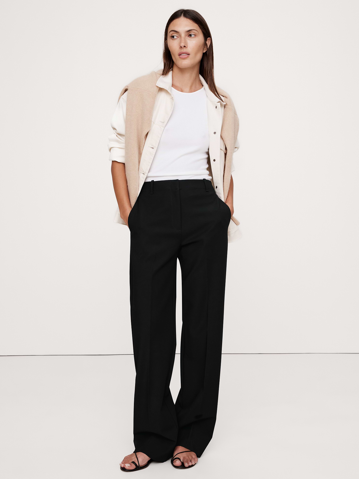 L'image numéro 1 présente Pantalon moderne droit à taille haute en tissu urbain extensible