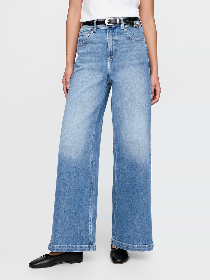 L'image numéro 2 présente Jean sportif à jambe large à taille très haute