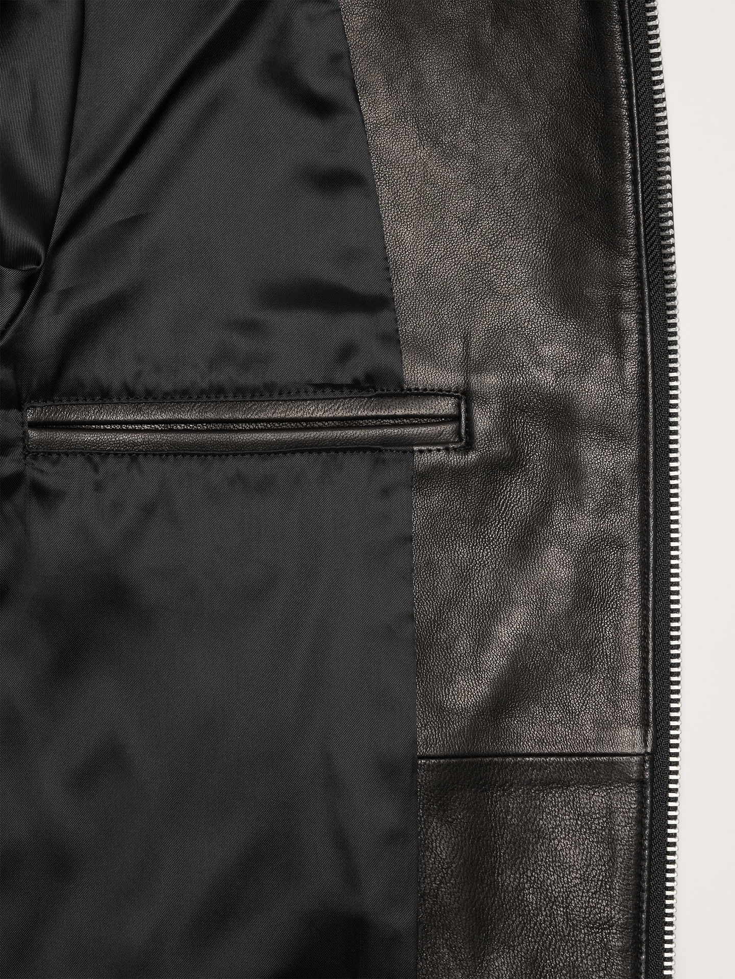 L'image numéro 6 présente Veste en cuir minimaliste