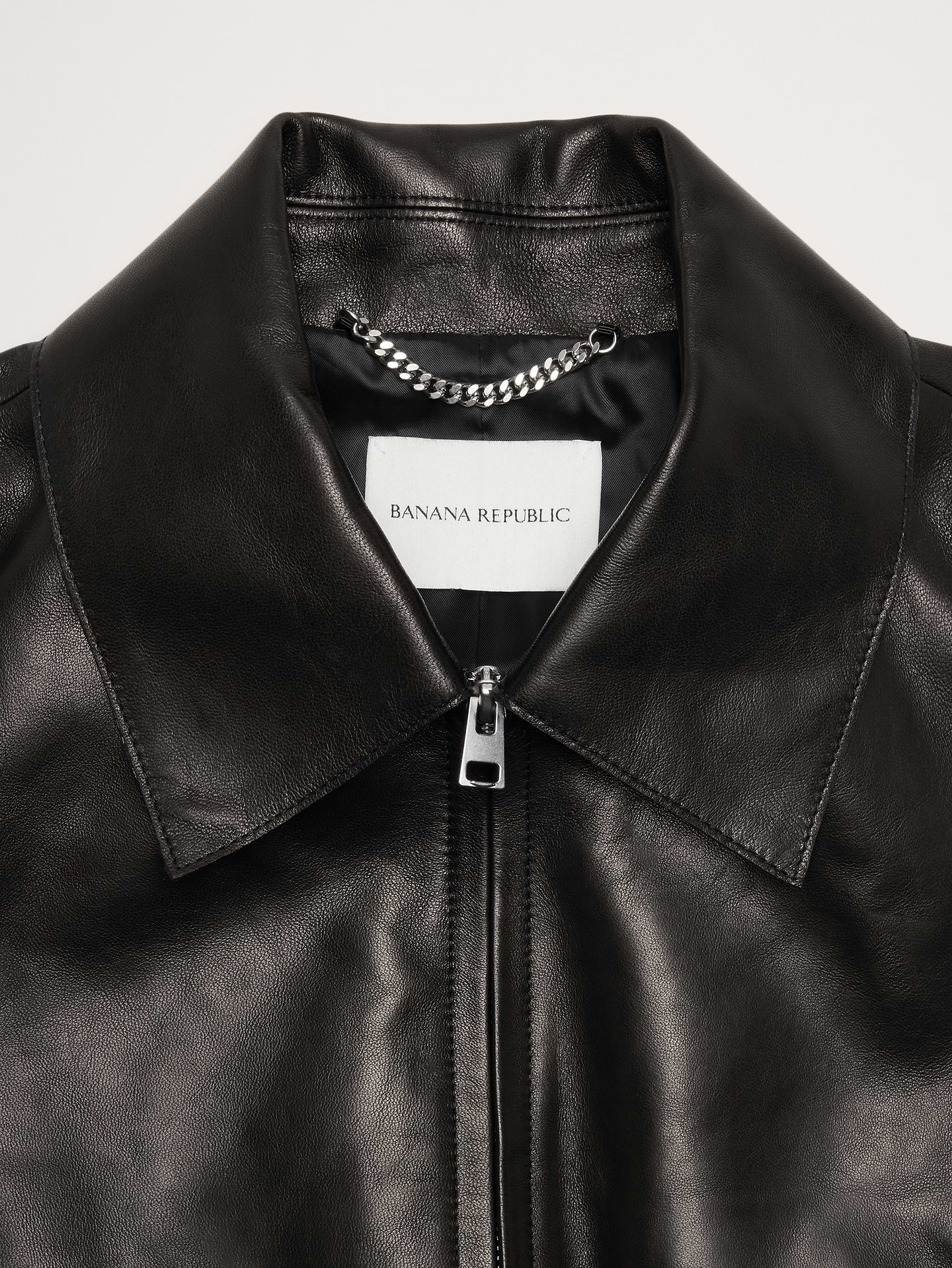 L'image numéro 7 présente Veste en cuir minimaliste