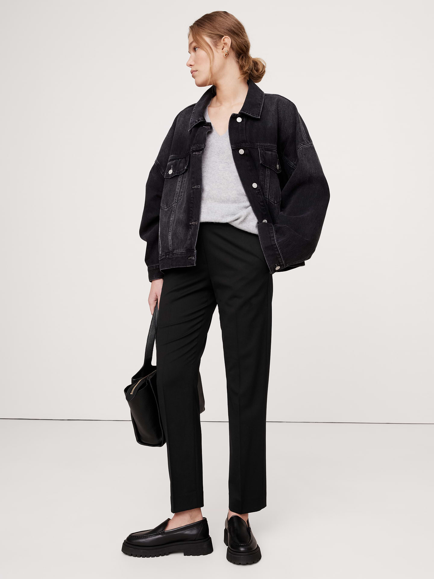 L'image numéro 1 présente Pantalon étroit à taille haute longueur cheville en laine italienne