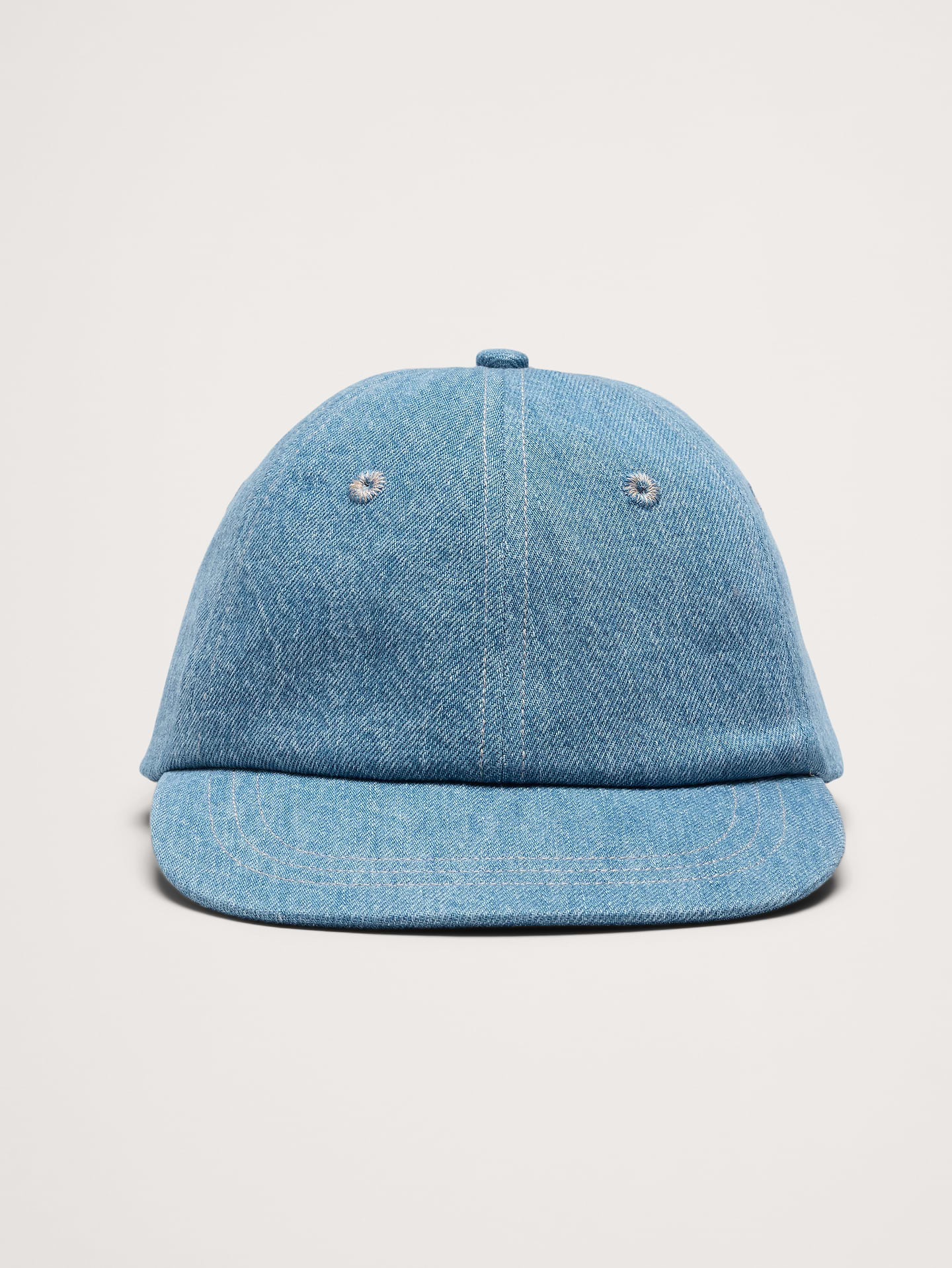 Image 1 de 1, Une casquette de baseball? En denim? Oui, oui, oui. Ce modèle est confectionné dans un coton certifié produit par l’agriculture régénératrice, et doté d’une bande en cuir réglable à l’arrière., Coton produit par l’agriculture régénératrice: Ce modèle est confectionné avec du coton provenant de fermes ayant la certification Regenagri®, un programme d’agriculture régénératrice ayant comme objectif d’améliorer la biodiversité, d’assurer la santé des sols et des populations qui vivent de l’agriculture., Produit #670959