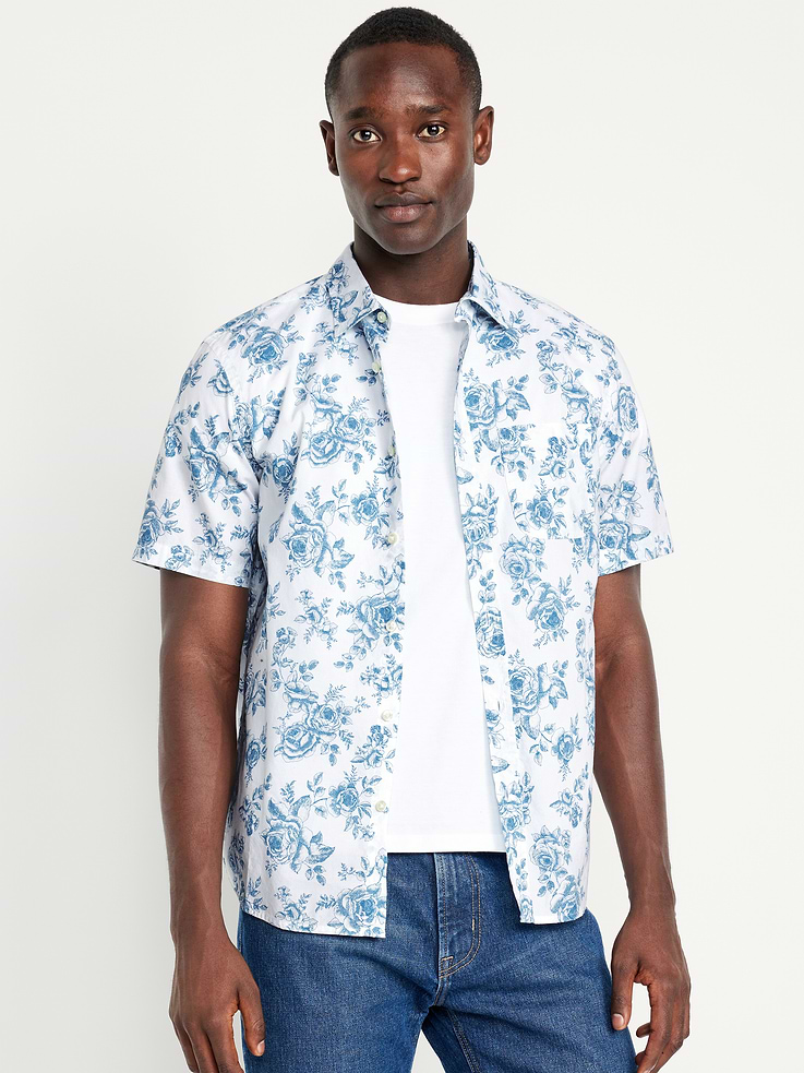 Image 1 de 4, La chemise passe-partout qui vous accompagne 7 jours sur 7., Col évasé., Manches courtes., Boutons à l’avant sur toute la longueur., Poche poitrine appliquée., Motif floral sur l’ensemble., Produit #690912