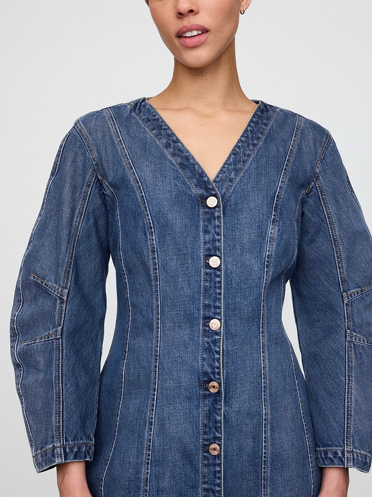 L'image numéro 4 présente Robe courte en denim à manches cylindriques