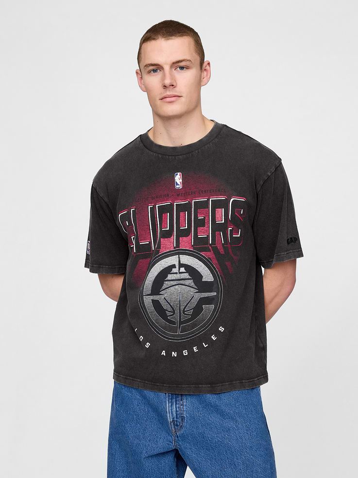 Image 1 of 5, We teamed up with the NBA to celebrate the league’s 75+ year history. Pairing iconic team logos with Gap classics. Made to celebrate the game, for the people who love it most., Soft cotton oversized graphic T-shirt., Crewneck., Short sleeves., Los Angeles Clippers graphics at front., Product #765380