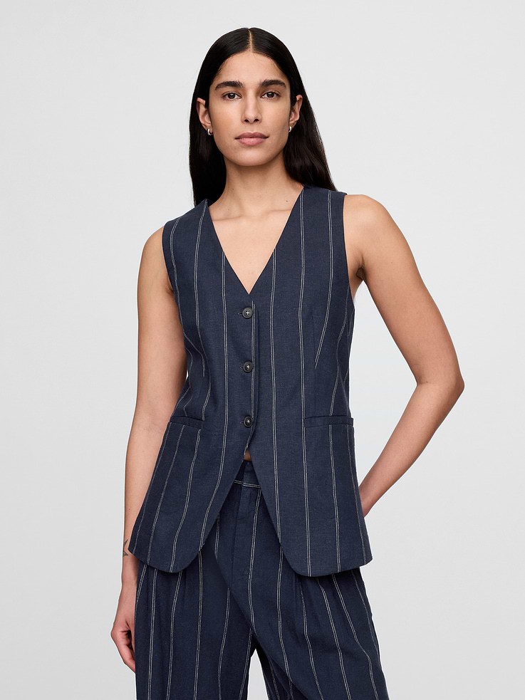 Image 1 de 5, Lin classique très confortable. C’est simple, vous ne voudrez plus vous en passer!, Mélange de lin épais et doux avec doublure en linon de coton doux., Col en V., Devant boutonné., Poches passepoilées., Doublure intégrale., Fente sur le devant., Ce produit a été fabriqué dans une usine qui investit dans l’égalité des genres et l’autonomisation des femmes. Grâce à l’initiative RISE, visant à réinventer l’industrie pour soutenir l’égalité, et au programme P.A.C.E. d’avancement et de gestion de carrière de Gap Inc., nous aidons les gens qui fabriquent nos vêtements à acquérir les compétences, les connaissances, la confiance en soi et la résilience nécessaires pour progresser dans leur vie professionnelle et personnelle. En savoir plus ici ., Produit #718370