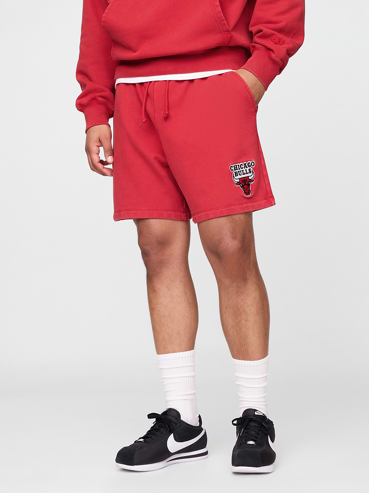 Image 2 of 8, NBA Chicago Bulls Logo Heavyweight Sweat Shorts