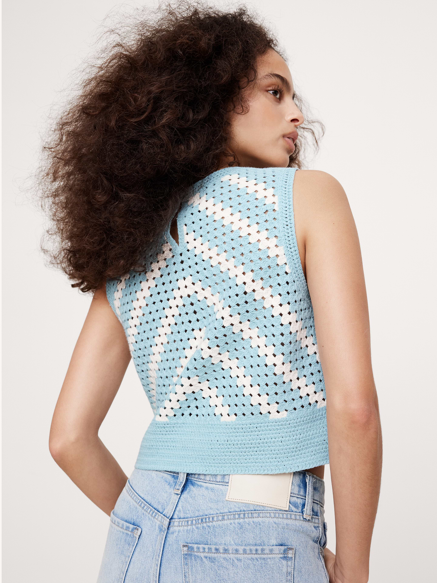 L'image numéro 2 présente Haut brodé en coton crocheté