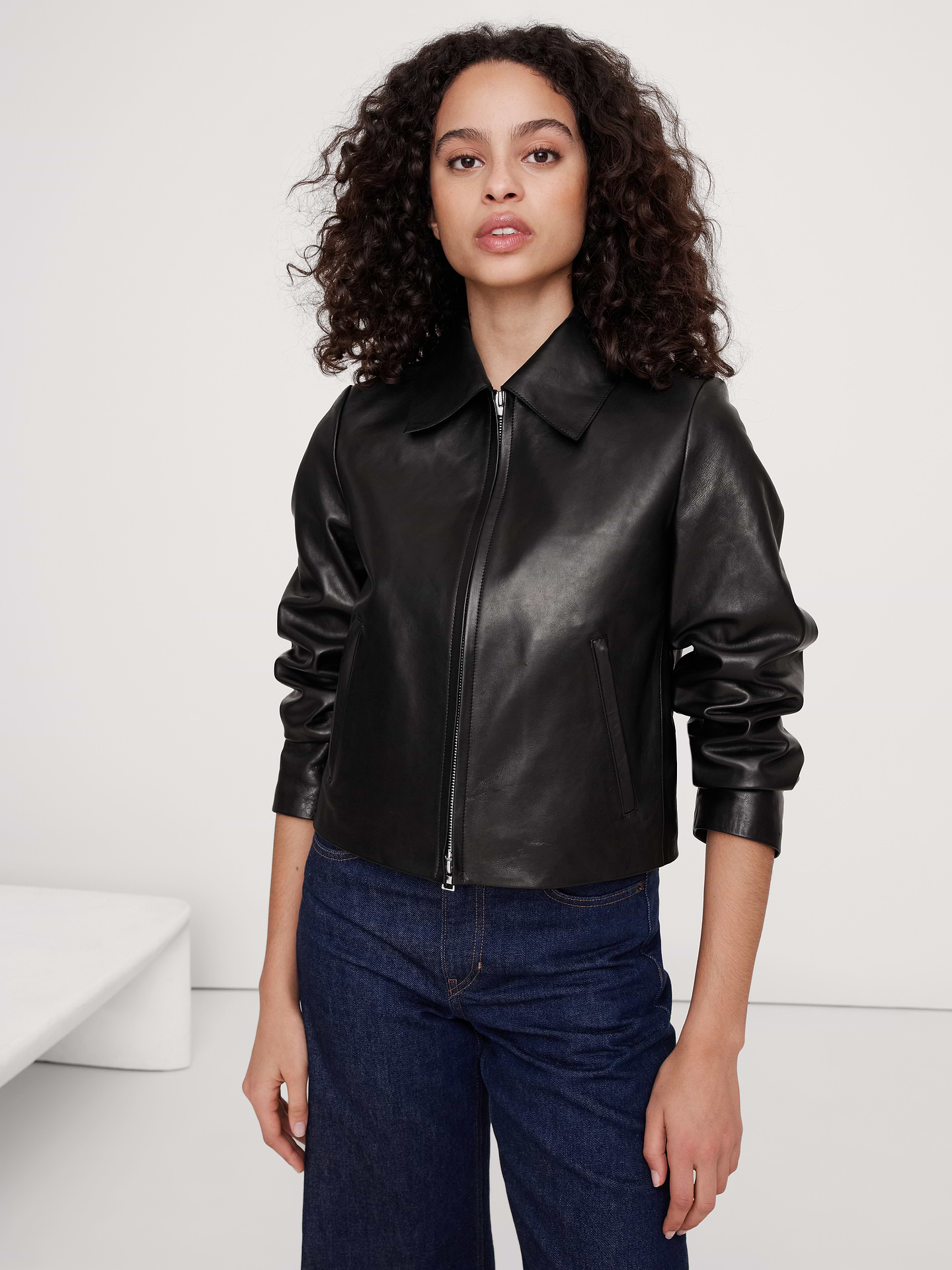 L'image numéro 4 présente Veste en cuir minimaliste