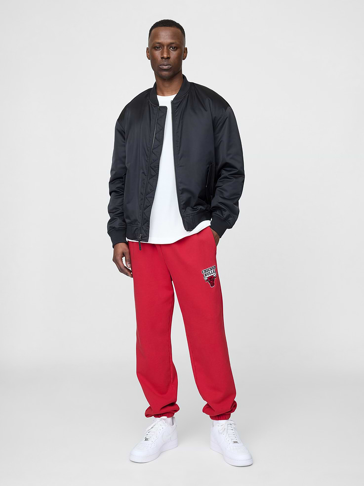 Image 1 of 8, We teamed up with the NBA to celebrate the league’s 75+ year history. Pairing iconic team logos with Gap classics. Made to celebrate the game, for the people who love it most., Soft heavyweight cotton-blend joggers., Elasticized waist., Front slant pockets., Chicago Bulls logo at thigh., Elasticized hems., This style has a specialized mineral wash, which provides a vintage, lived-in look., Made with 14% recycled polyester. Compared to virgin materials, using recycled materials helps reduce resource use and waste., Product #765511