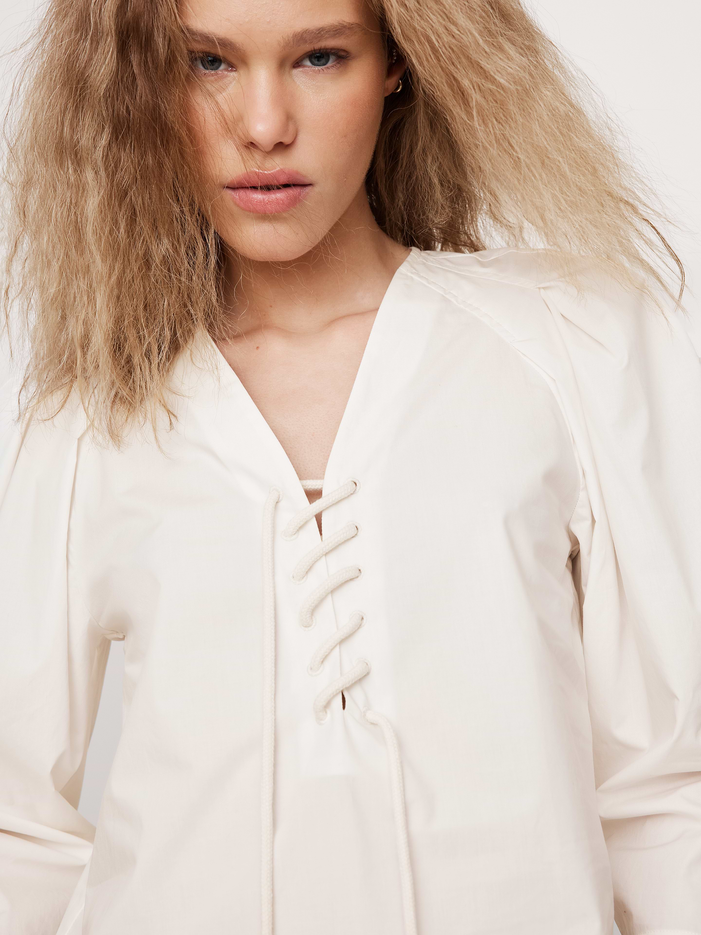 L'image numéro 7 présente Chemise courte à lacets en popeline de coton