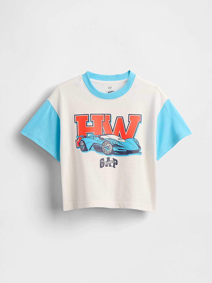 Image 1 de 2, Jersey de coton doux., Ras du cou., Manches courtes à emmanchure basse., Imprimés Hot Wheels assortis avec logo Gap sur le devant., Motif aux couleurs contrastées., Ce produit a été fabriqué dans une usine qui investit dans l’égalité des genres et l’autonomisation des femmes. Grâce à l’initiative RISE, visant à réinventer l’industrie pour soutenir l’égalité, et au programme P.A.C.E. d’avancement et de gestion de carrière de Gap Inc., nous aidons les gens qui fabriquent nos vêtements à acquérir les compétences, les connaissances, la confiance en soi et la résilience nécessaires pour progresser dans leur vie professionnelle et personnelle. En savoir plus ici., Produit #779239