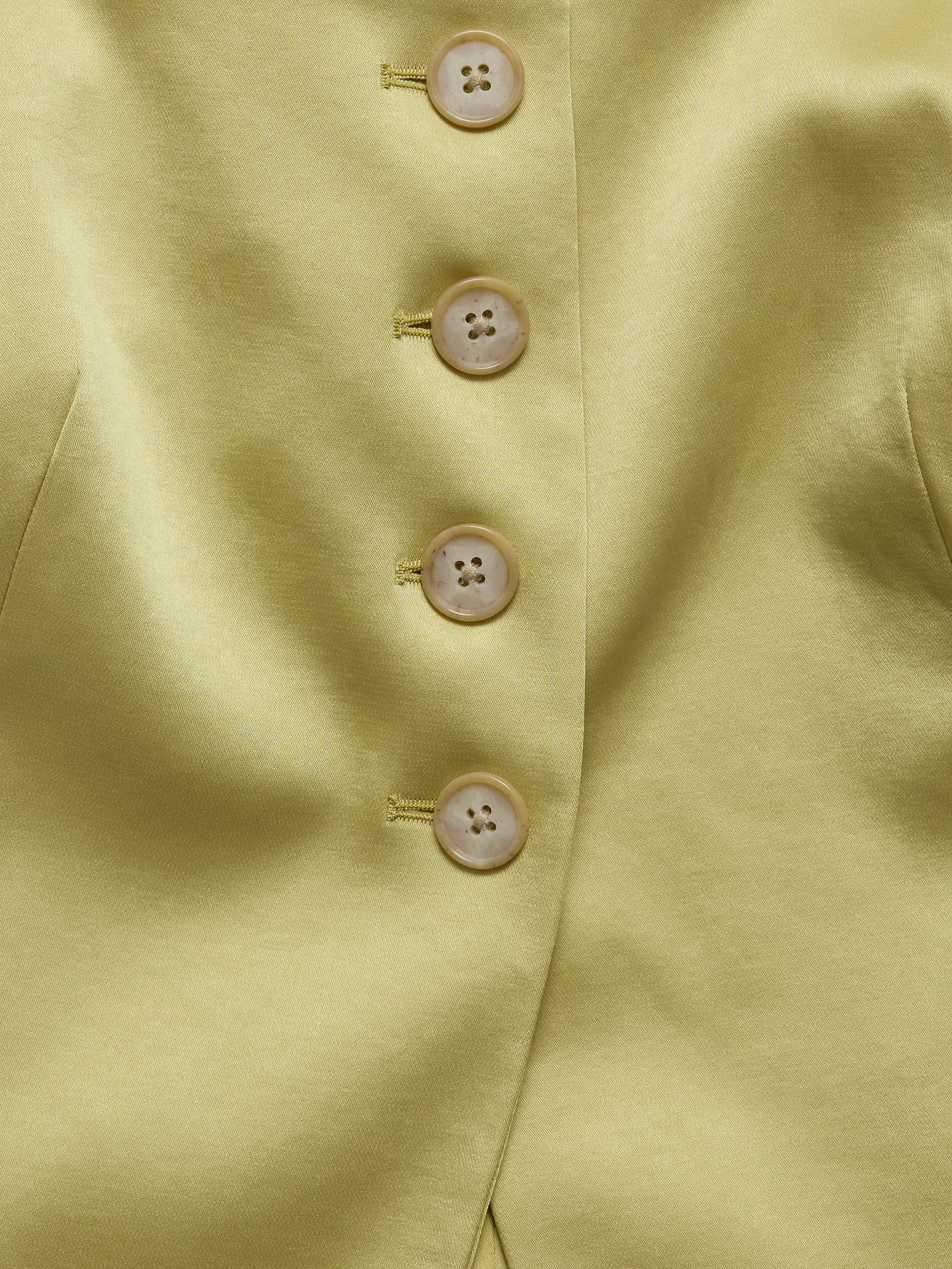L'image numéro 6 présente Gilet long à encolure carrée en satin