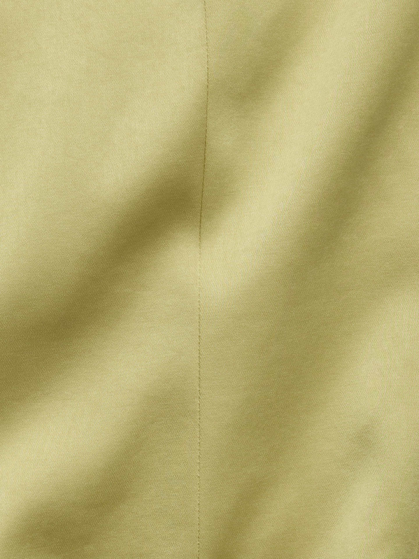 L'image numéro 7 présente Gilet long à encolure carrée en satin