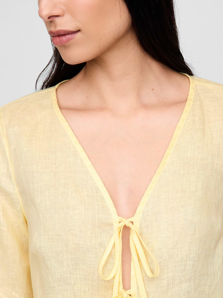 L'image numéro 4 présente Chemise nouée sur le devant en 100 % lin