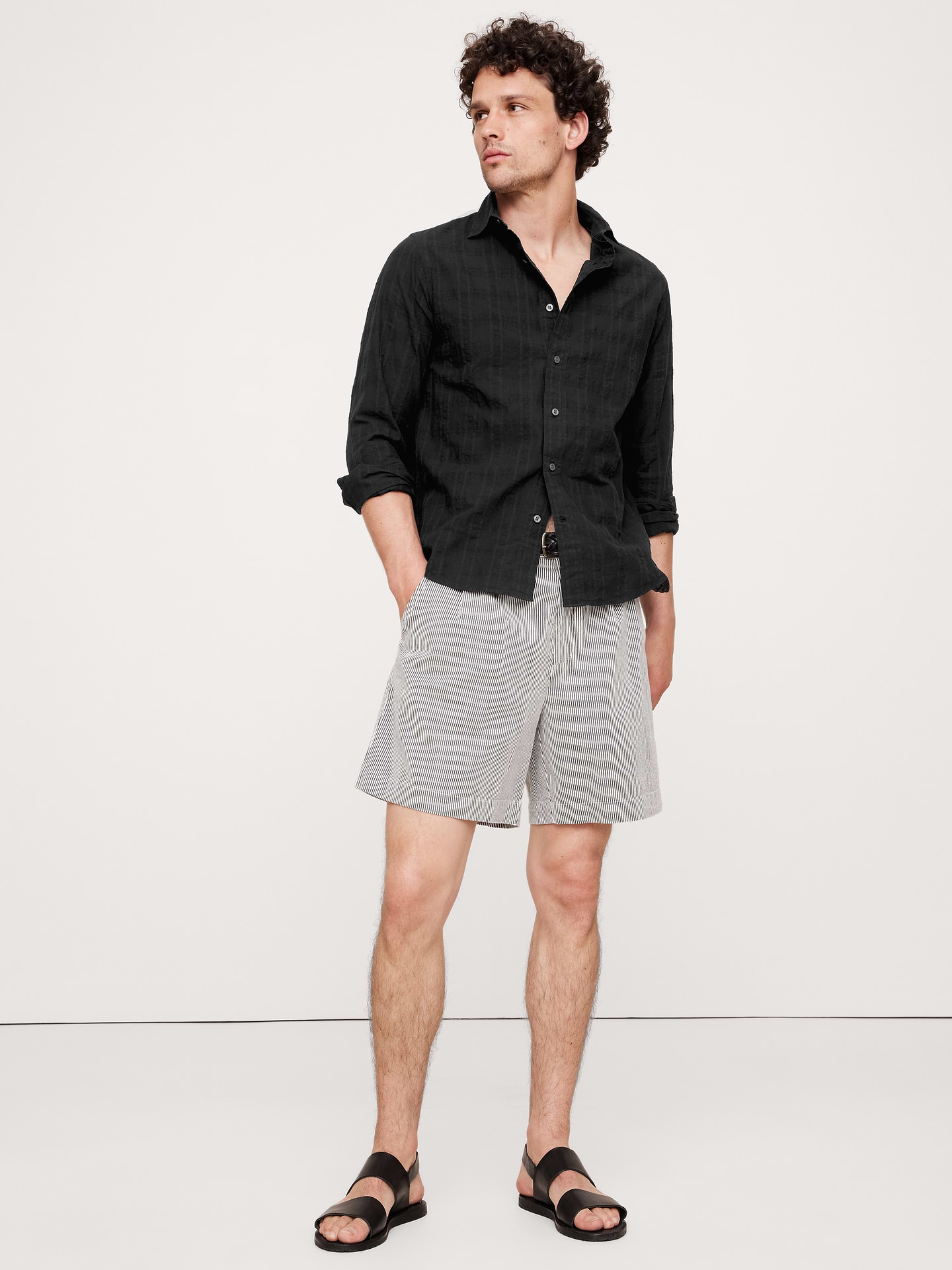 Image 1 de 1, Nous avons conçu cette chemise en pensant aux températures chaudes et humides, en la confectionnant dans un tissu de gaze doux, léger et respirant. En coton, coton extensible, coton et lin ou coton et soie, au choix., Coupe standard: coupe confort droite., Col italien avec patte de boutonnage., Pan de chemise arrondi., * La composition du tissu varie selon la couleur., Produit #646092