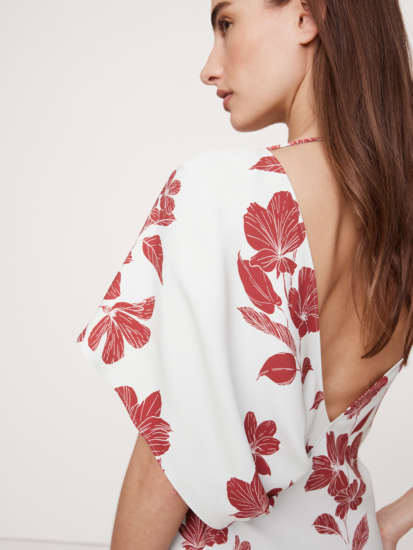 L'image numéro 4 présente Robe longue asymétrique à dos dégagé en crêpe extensible