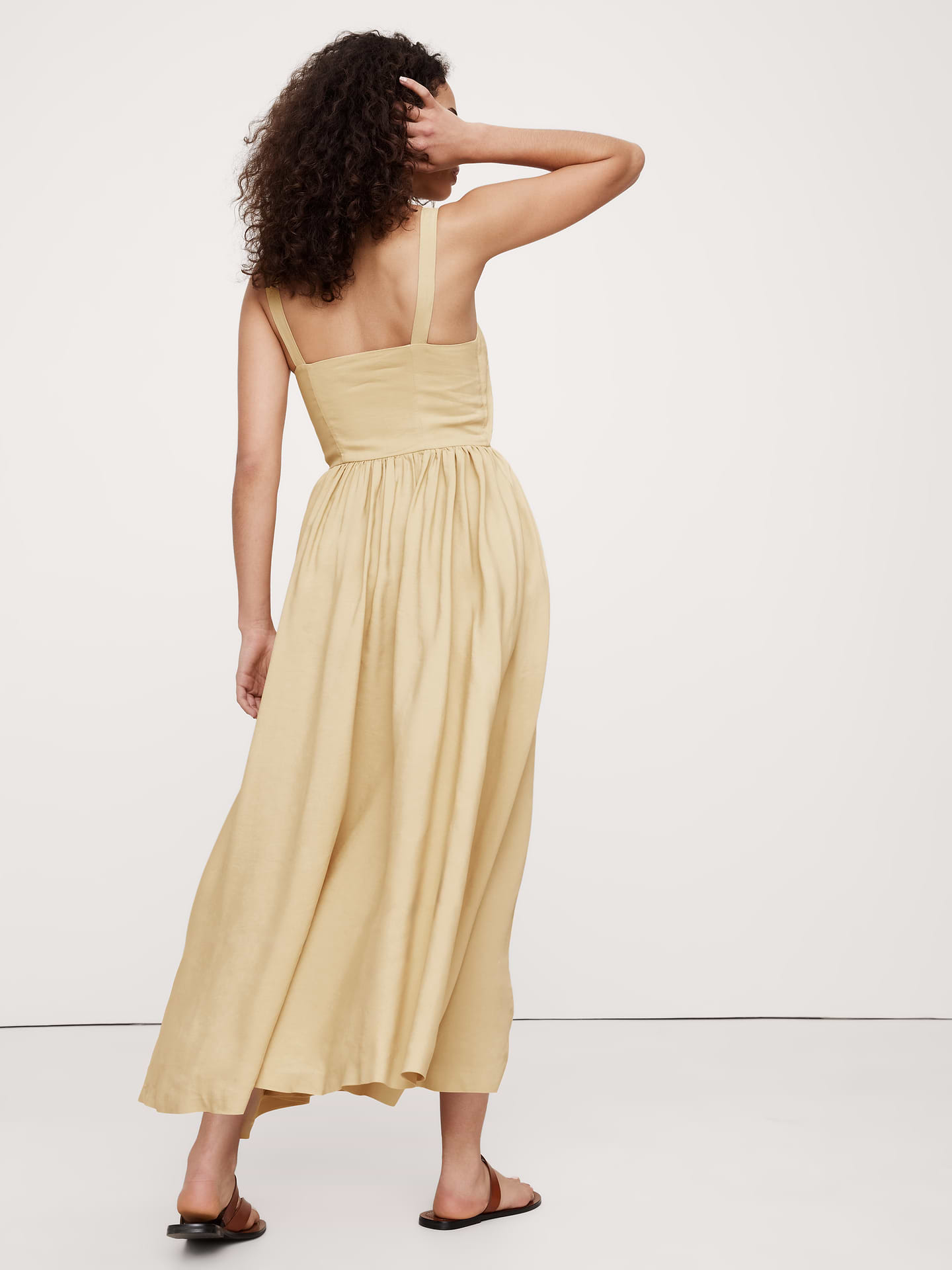 L'image numéro 3 présente Robe longue en douppioni de viscose et lin ornée d’une boucle sur le devant