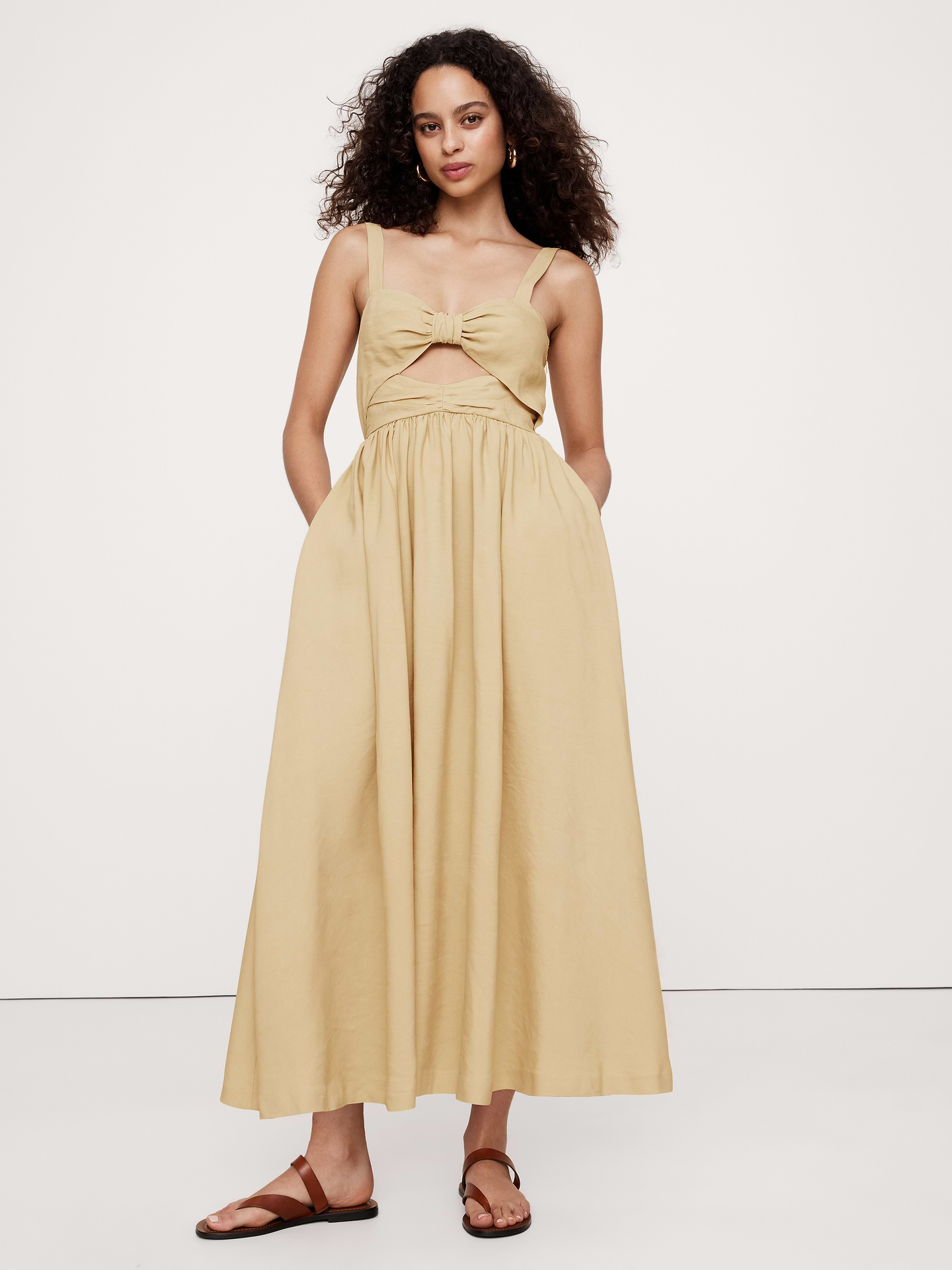 L'image numéro 4 présente Robe longue en douppioni de viscose et lin ornée d’une boucle sur le devant