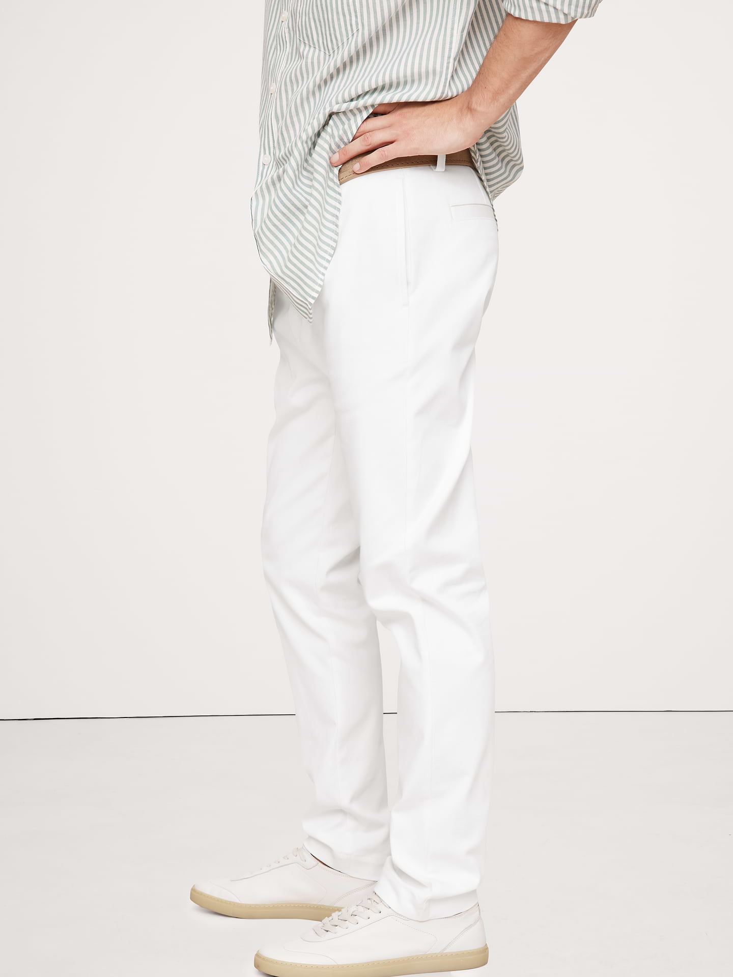 L'image numéro 4 présente Pantalon à coupe athlétique en chino extensible italien