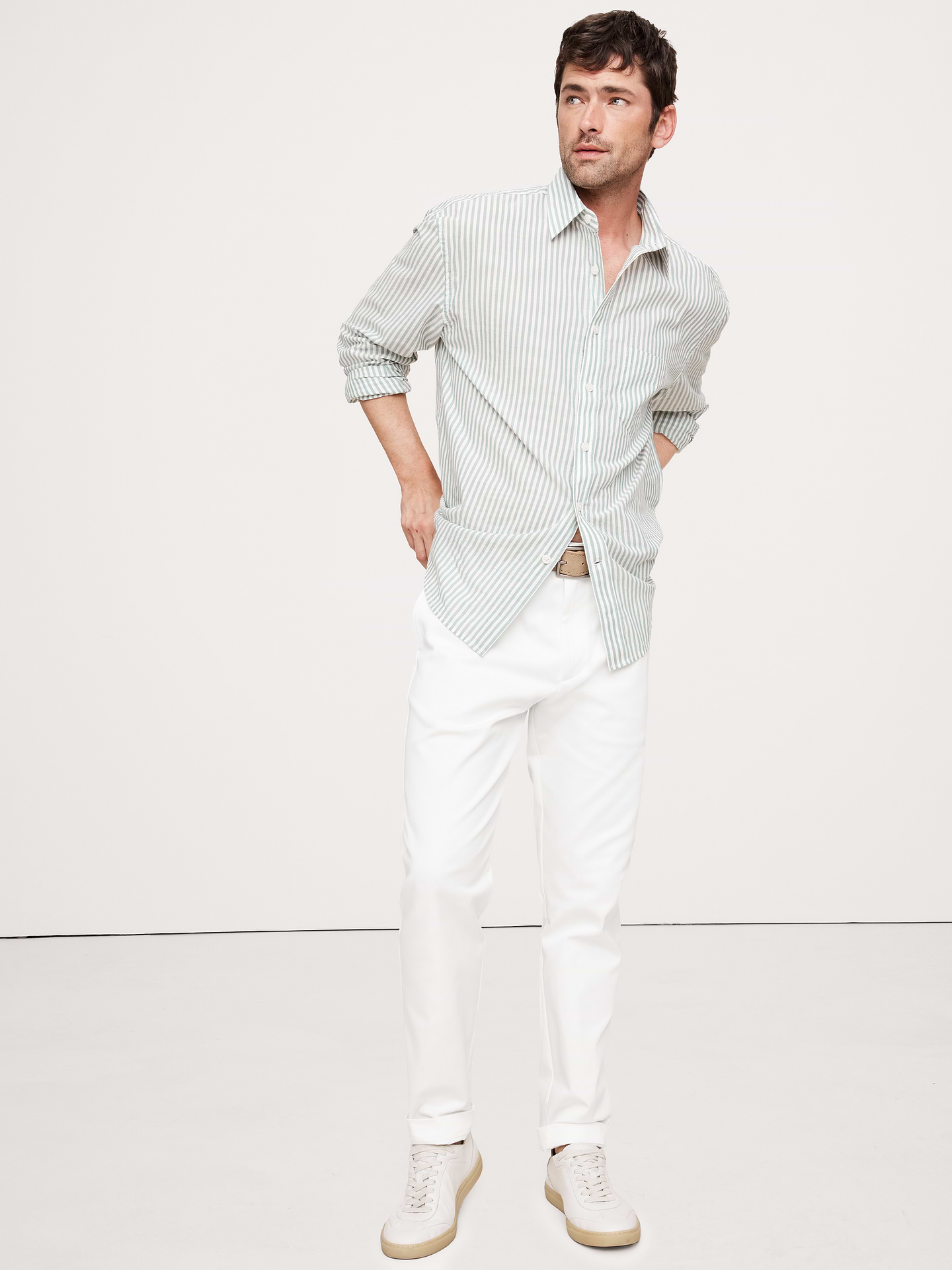 L'image numéro 1 présente Pantalon à coupe athlétique en chino extensible italien