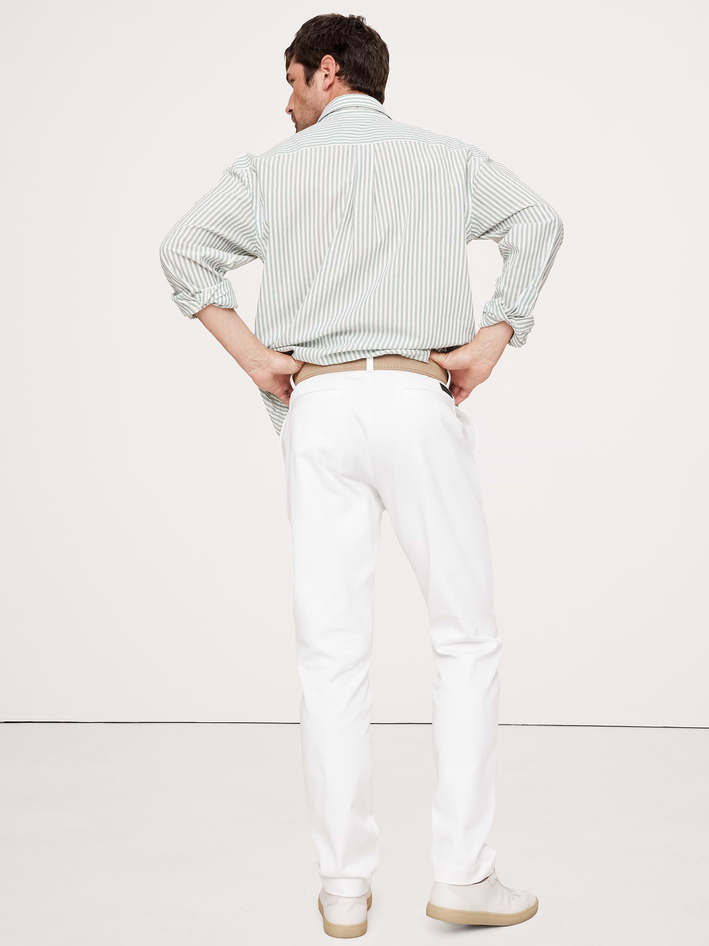 L'image numéro 3 présente Pantalon à coupe athlétique en chino extensible italien