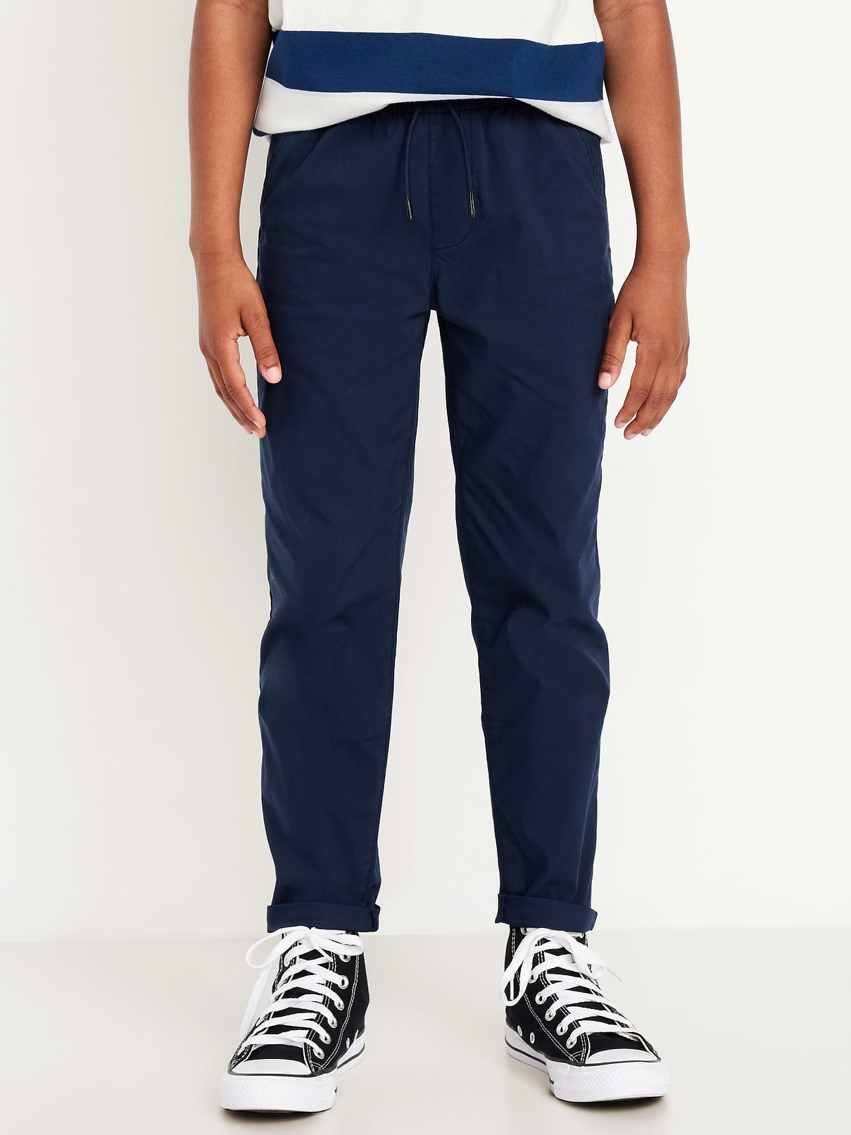 L'image numéro 1 présente Pantalon chino techno effilé à extensibilité intégrée pour Garçon