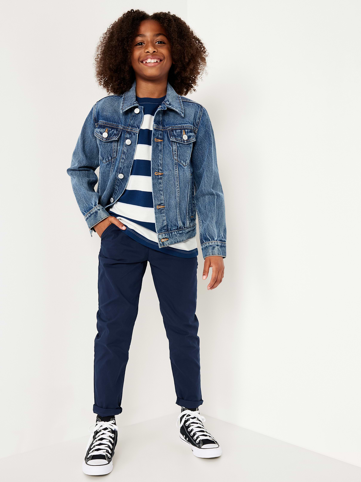 L'image numéro 4 présente Pantalon chino techno effilé à extensibilité intégrée pour Garçon