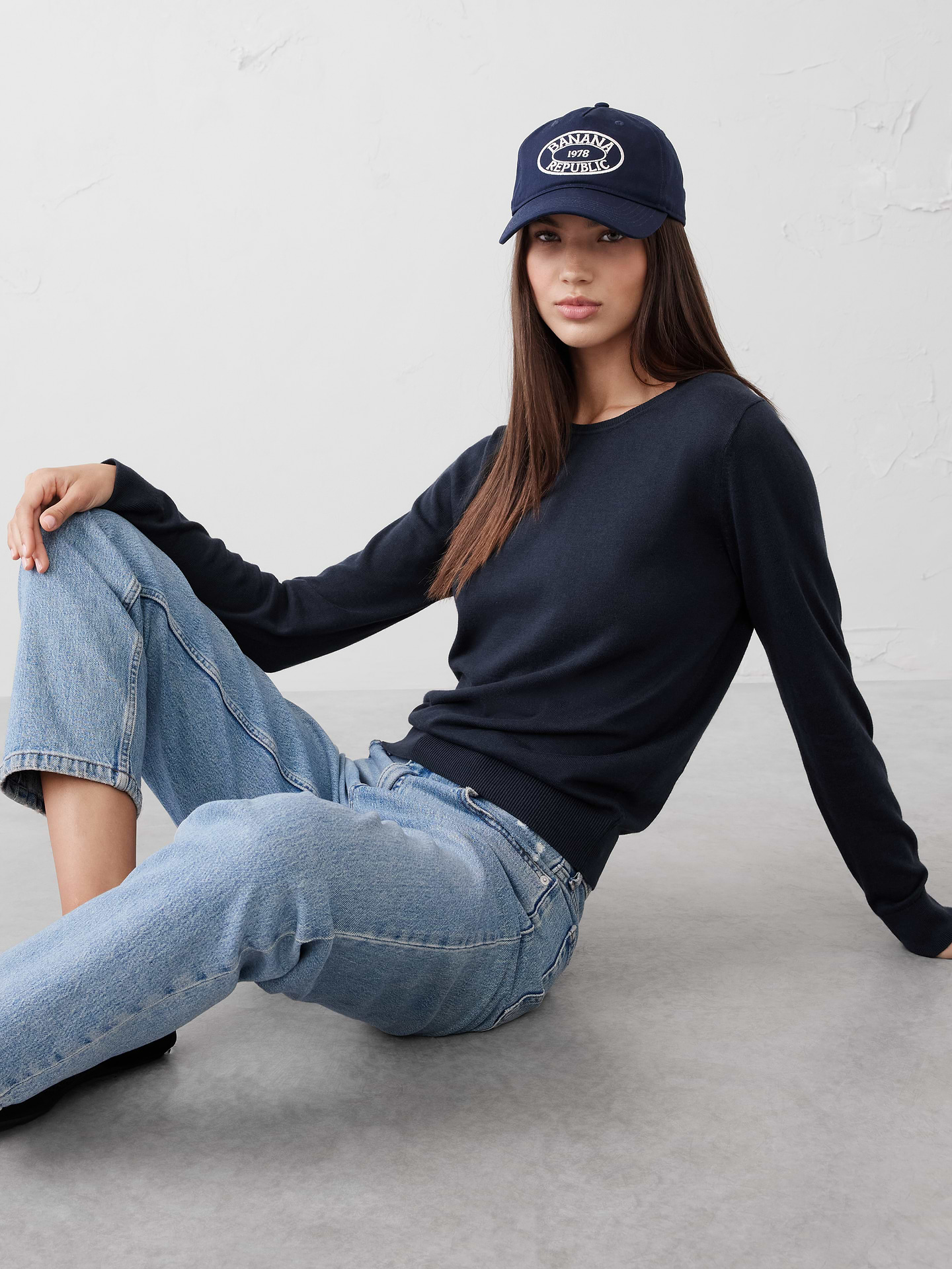 Image 1 de 8, Fait de 40 % viscose Livaeco™, produite à partir de matières premières renouvelables et fabriquée selon des processus de production en boucle fermée qui nécessitent jusqu’à 60 % moins d’eau que la viscose générique., L’encolure de notre chandail éternel ras du cou a été revisitée., Col, poignets et ourlet côtelés., Encolure ras du cou. Manches longues., Col, poignets et ourlet côtelés., Ourlet droit., Modèle fabriqué exclusivement pour Banana Republic Entrepôt., Produit #480142