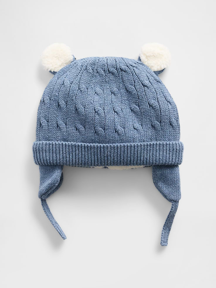Image 1 de 1, Tricot torsadé doux avec doublure douillette en Sherpa., Oreilles d’ours appliquées sur le dessus., Couvre-oreilles et fermeture au menton., Doublure en Sherpa douillet., Ce produit a été fabriqué dans une usine qui investit dans l’égalité des genres et l’autonomisation des femmes grâce au programme Reimagining Industry to Support Equality (RISE). Pour en savoir plus: gapinc.com/fr-ca/impact/bridging-the-equity-gap, Produit #816482
